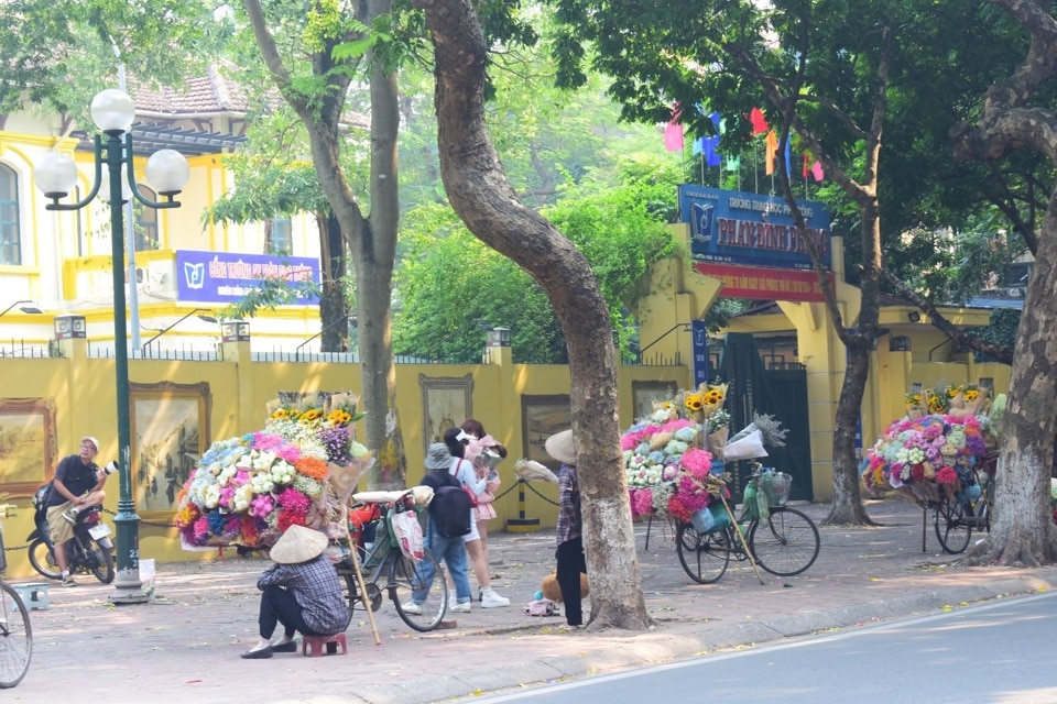 Đường Phan Đình Phùng nổi tiếng với những chiếc xe hoa đặc trưng. Ảnh: Thuỳ Dương 