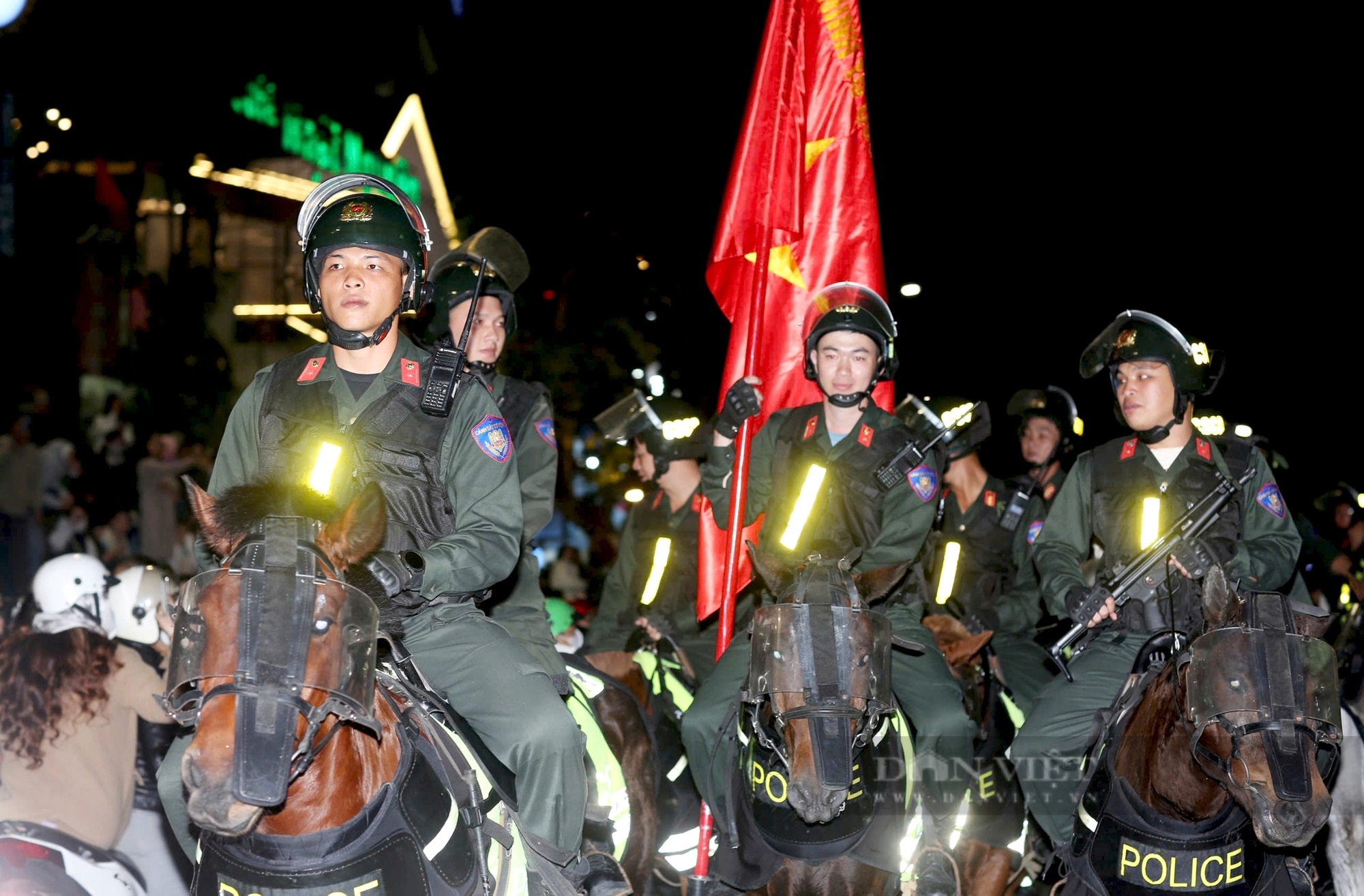 Hàng nghìn người dân TP.Đà Lạt thích thú xem công an diễu hành môtô, kỵ binh trên đường phố- Ảnh 2.