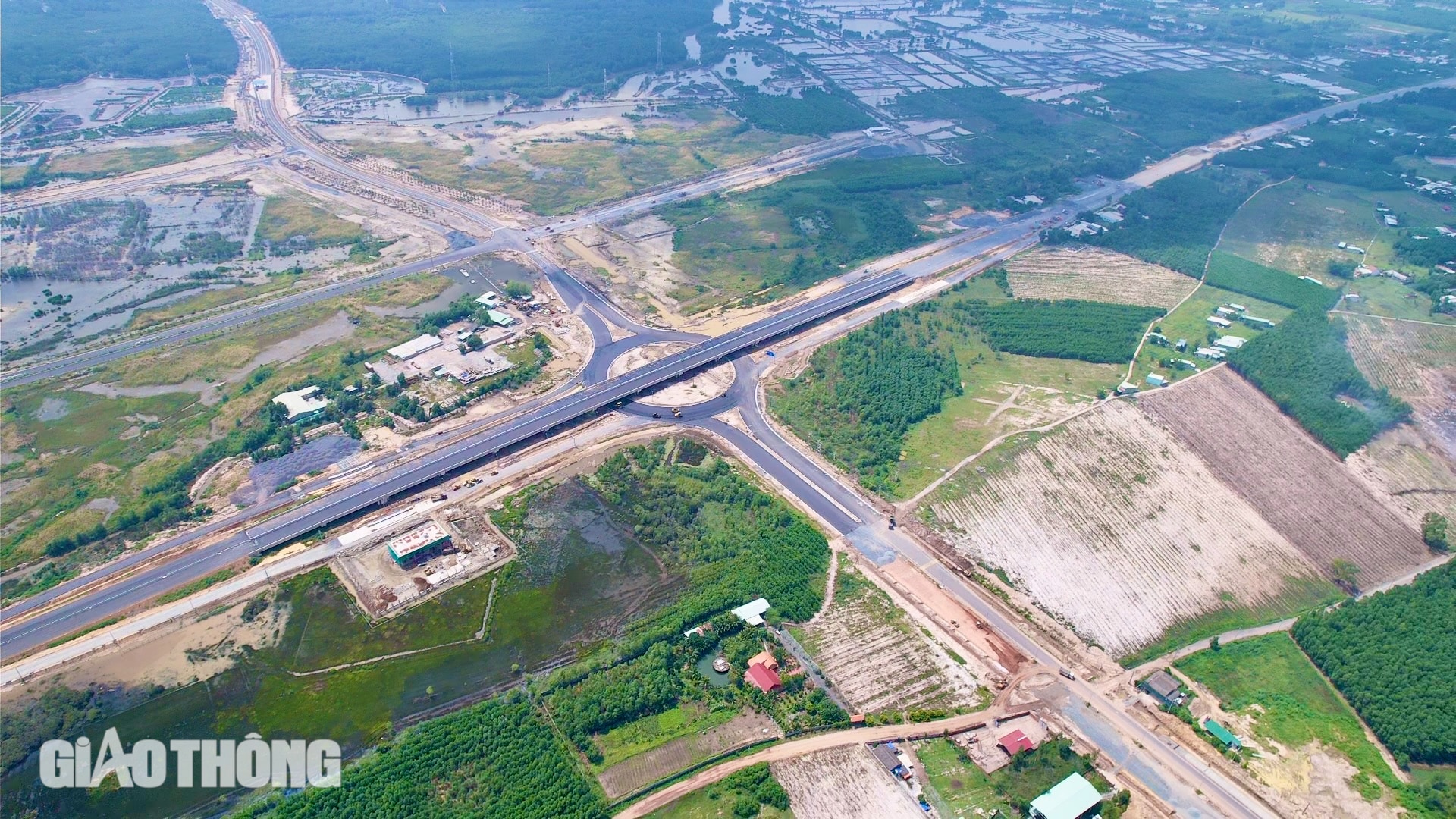 Chiêm ngưỡng đoạn cao tốc Bến Lức - Long Thành xuyên rừng ngập mặn đang hoàn thiện- Ảnh 7.