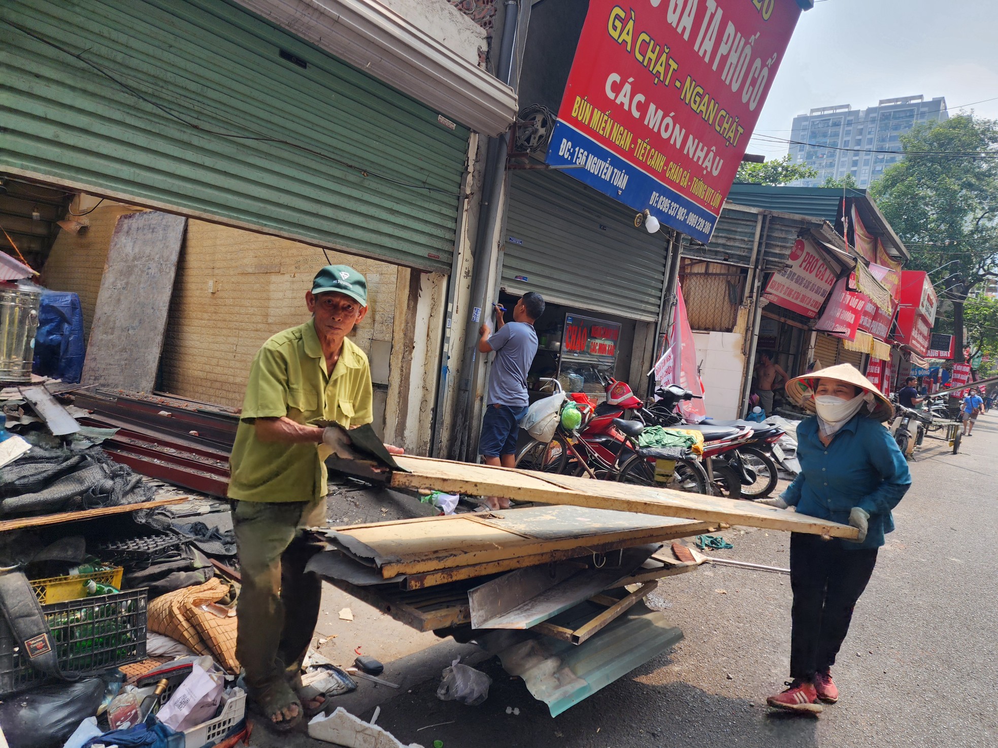 Cận cảnh hàng chục hộ gia đình tháo dỡ công trình, di dời tài sản trước ngày cưỡng chế trên đường Nguyễn Tuân ảnh 9