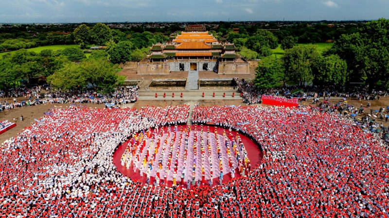 Hàng nghìn học sinh ở Cố đô Huế đội nón lá cổ vũ “nhà vô địch Olympia” Võ Quang Phú Đức -0