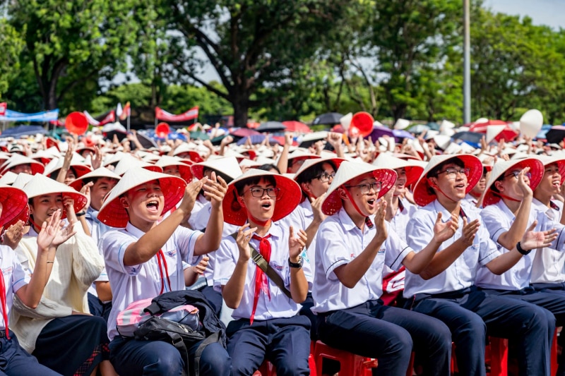 Hàng nghìn học sinh ở Cố đô Huế đội nón lá cổ vũ “nhà vô địch Olympia” Võ Quang Phú Đức -0