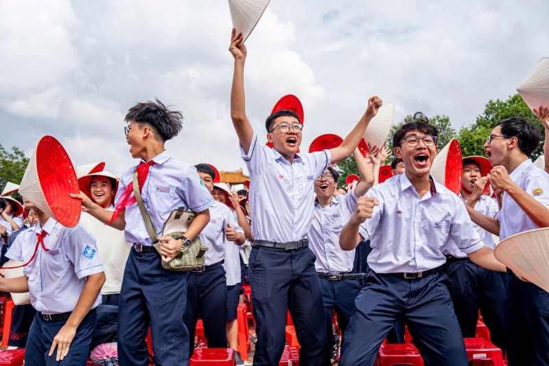 Hàng nghìn học sinh ở Cố đô Huế đội nón lá cổ vũ “nhà vô địch Olympia” Võ Quang Phú Đức -0