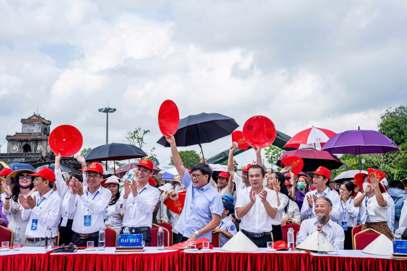 Hàng nghìn học sinh ở Cố đô Huế đội nón lá cổ vũ “nhà vô địch Olympia” Võ Quang Phú Đức -0