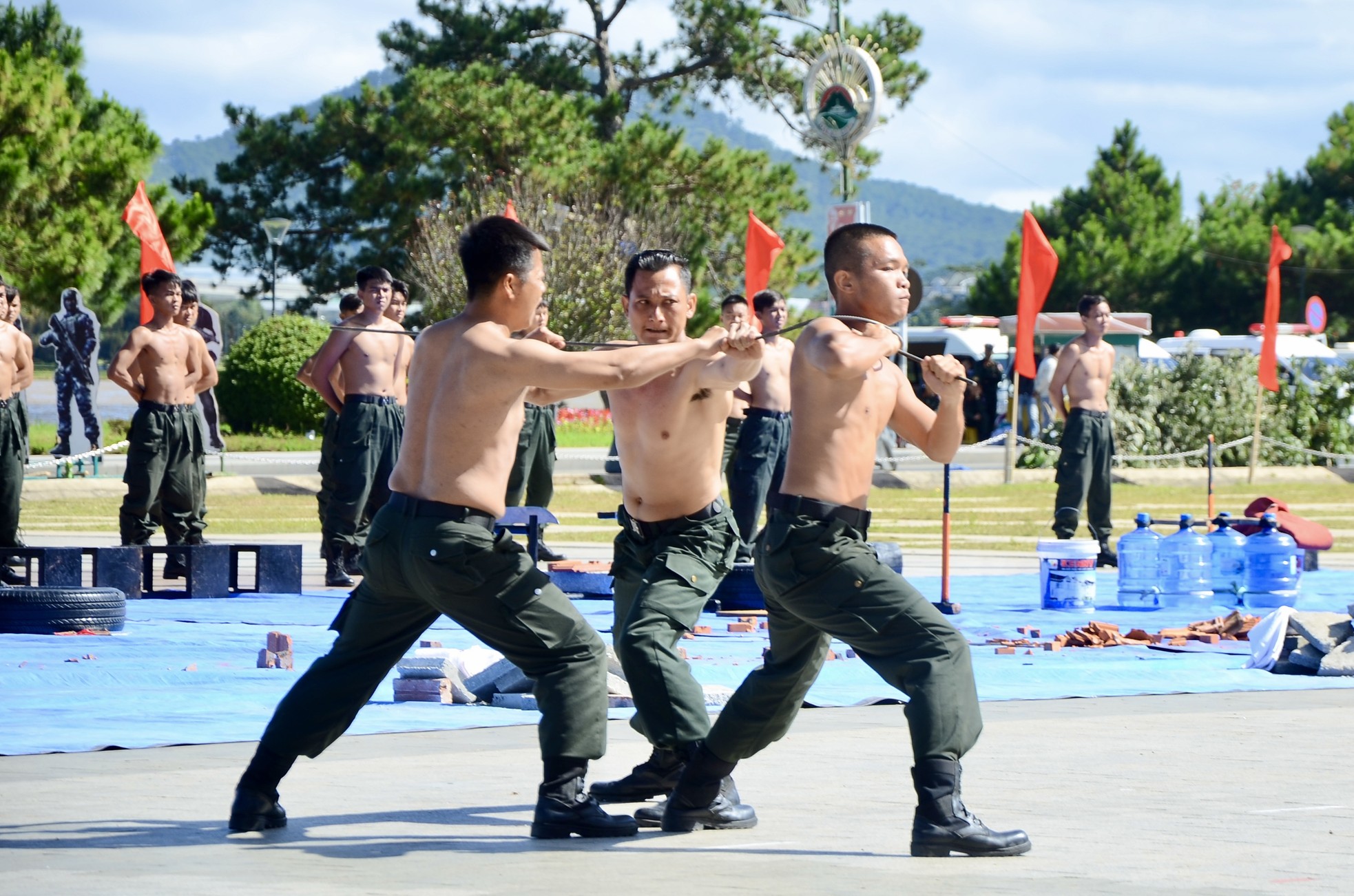 Mãn nhãn màn biểu diễn võ thuật, chống bạo động tại Quảng trường Đà Lạt ảnh 10