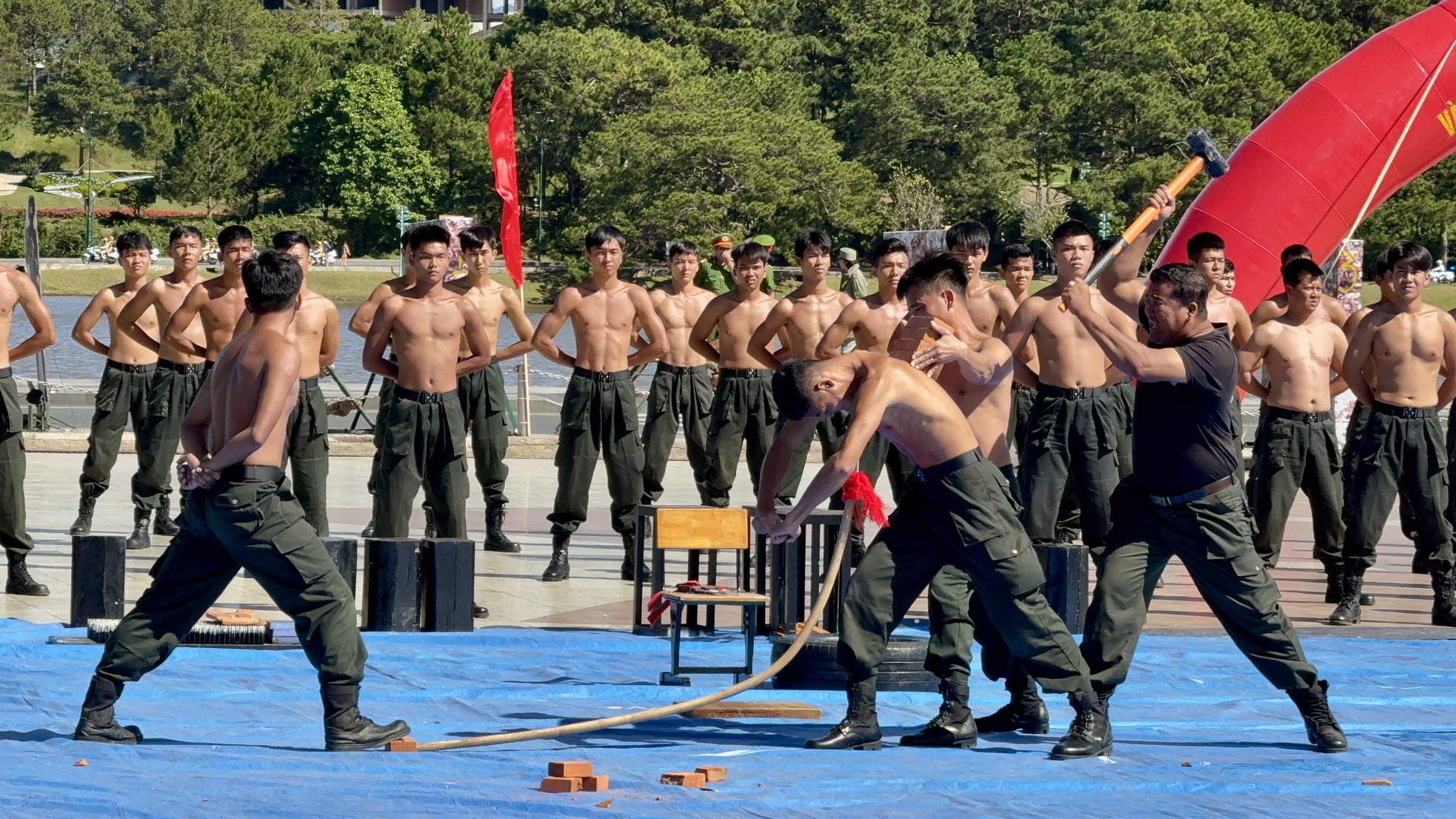 Mãn nhãn màn biểu diễn võ thuật, chống bạo động tại Quảng trường Đà Lạt ảnh 14