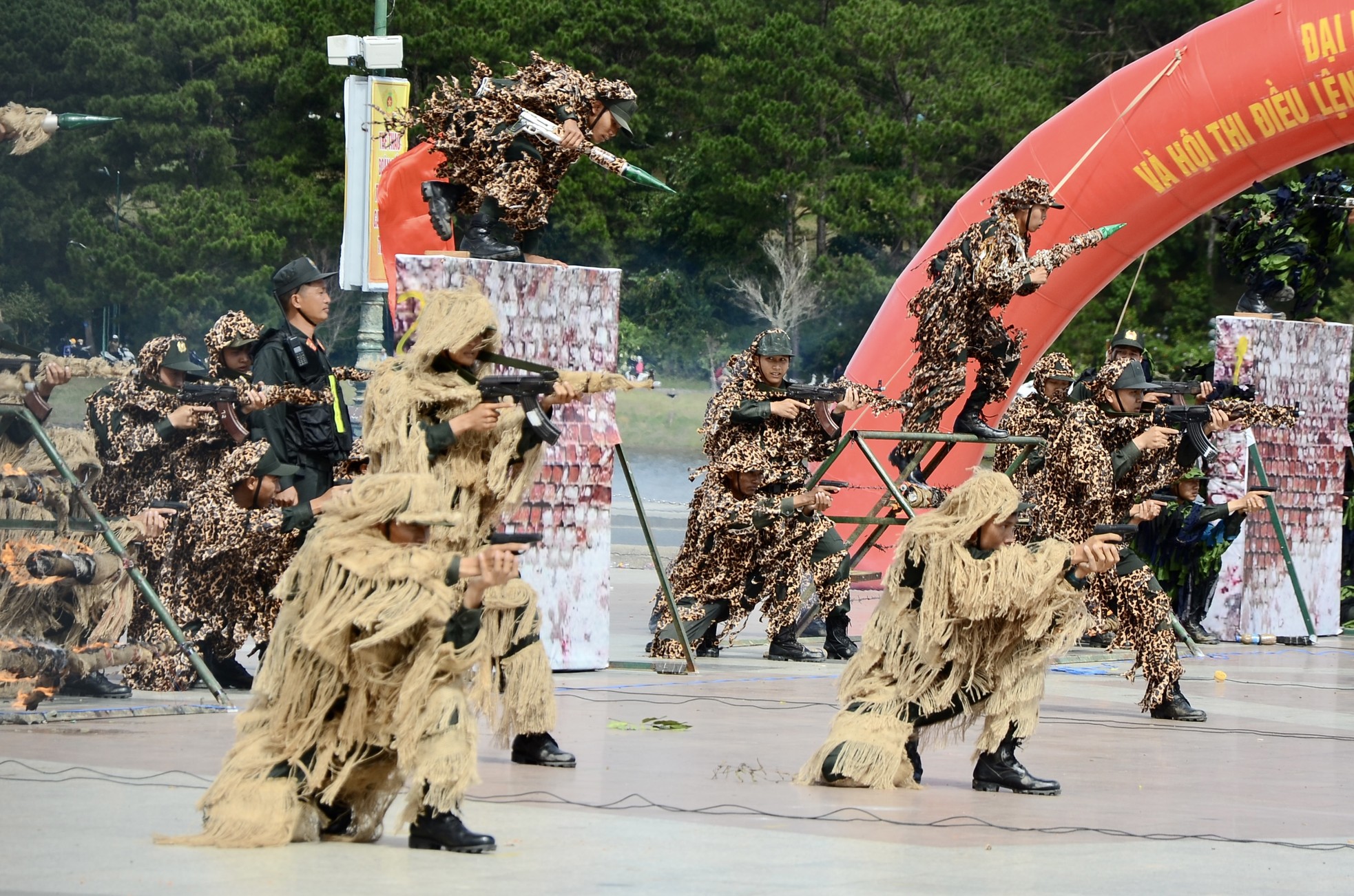 Mãn nhãn màn biểu diễn võ thuật, chống bạo động tại Quảng trường Đà Lạt ảnh 17