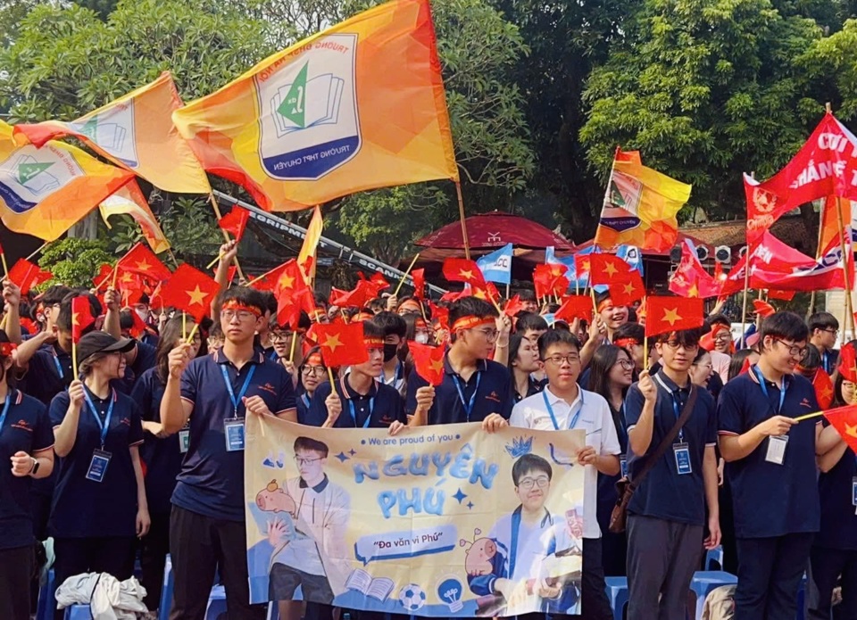 Học sinh Trường THPT Chuyên Đại học Sư phạm nhiệt tình cổ vũ nhà leo núi Nguyễn Nguyên Phú.