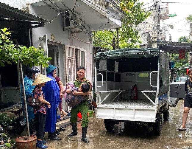 Công an quận Bắc Từ Liêm lập 14 chốt cảnh báo người dân không ra khu vực đê nguy hiểm ảnh 2