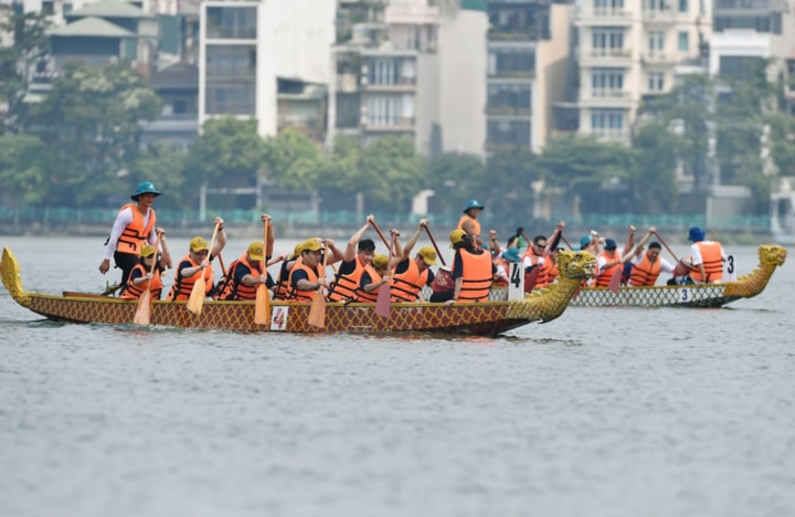 Giải Bơi chải thuyền rồng Hà Nội mở rộng là một trong những hoạt động nằm trong chương trình hợp tác giữa Vietnam Airlines và UBND thành phố Hà Nội, nhằm thúc đẩy sự phát triển bền vững của văn hóa, thể thao và du lịch.