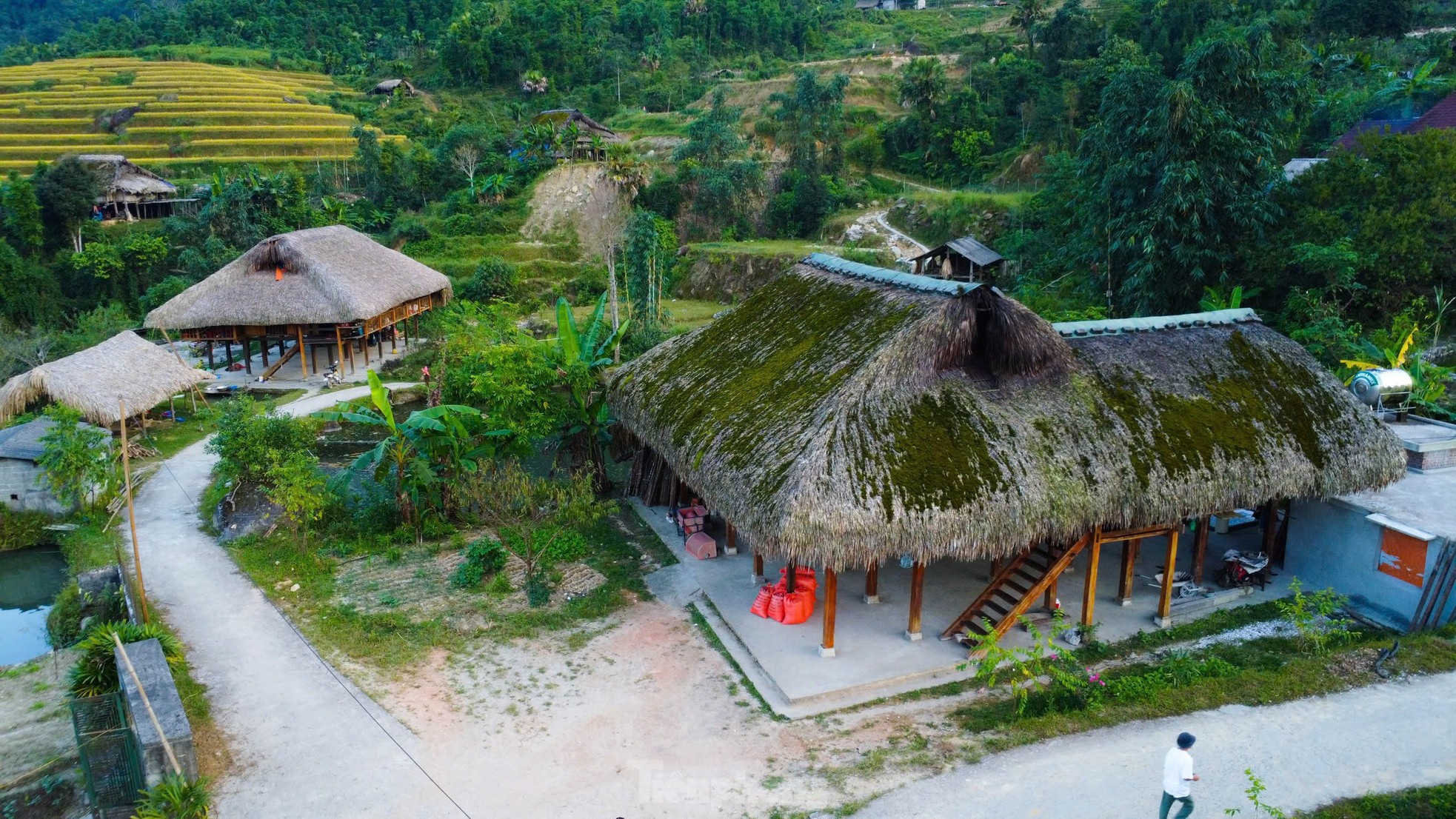 Hiếm có, khó tìm những mái nhà biết 'biến hình' ở Hà Giang ảnh 2