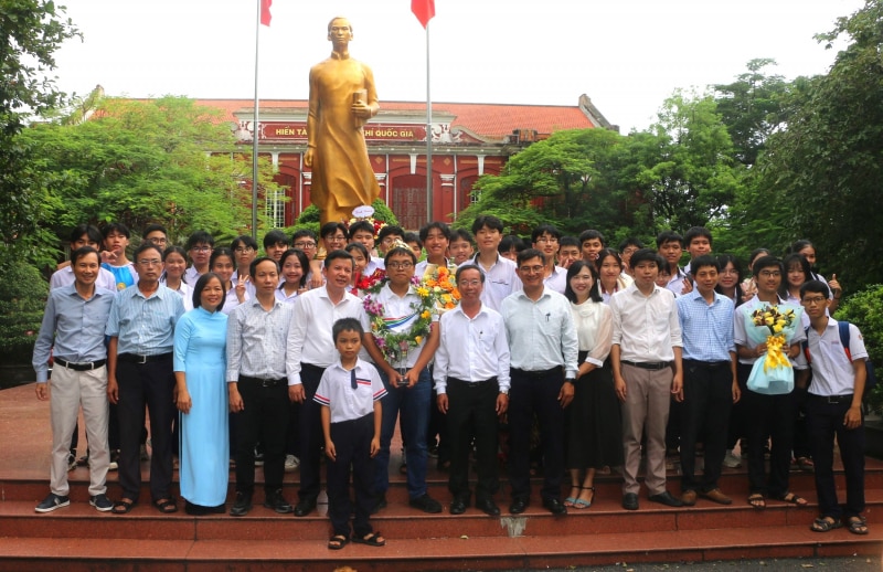 Quán quân Olympia chia sẻ bí quyết trở thành “nhà vô địch” khi vừa trở về quê nhà -0