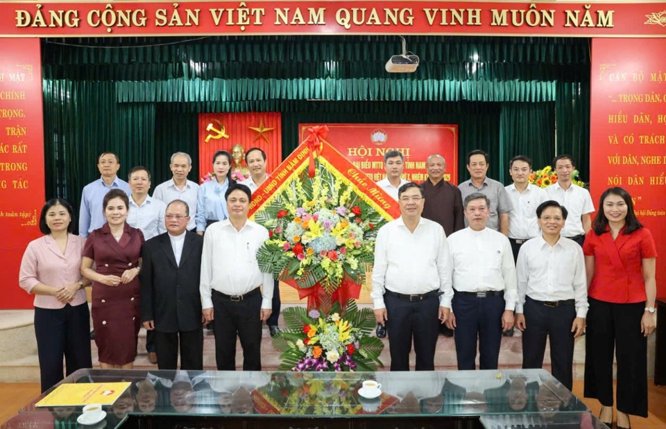 Bí thư Tỉnh ủy Nam Định Phạm Gia Túc tặng hoa, chúc mừng, động viên các đại biểu của tỉnh hoàn thành tốt nhiệm vụ tại Đại hội MTTQ Việt Nam lần thứ X. Ảnh: DH