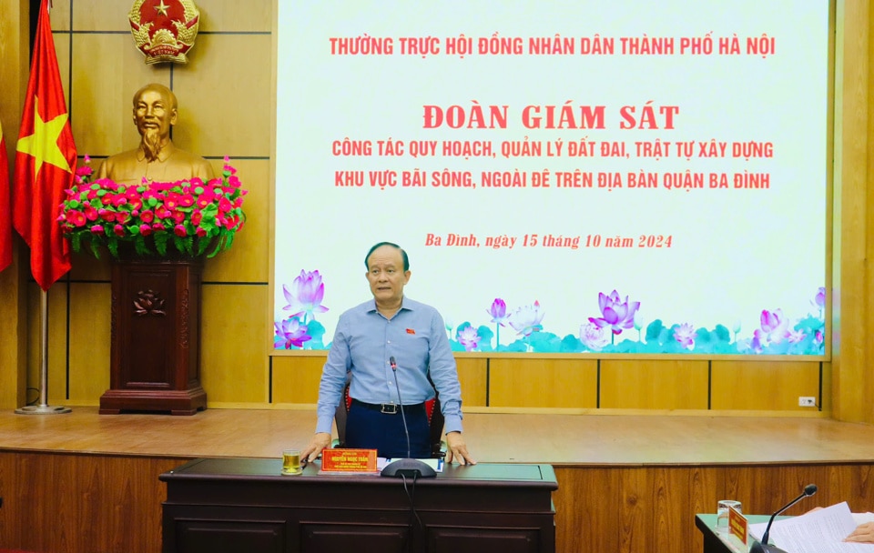 Chủ tịch HĐND TP Nguyễn Ngọc Tuấn, Trưởng đoàn giám sát phát biểu tại buổi làm việc