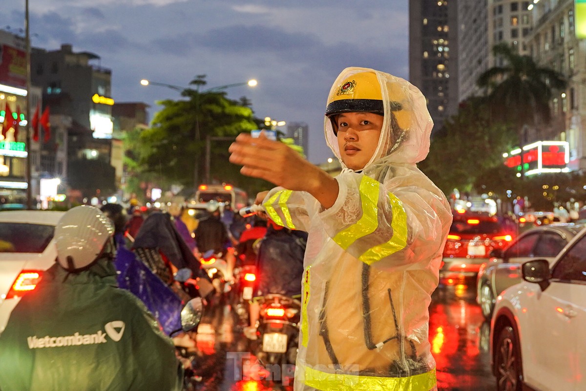 Đường phố Hà Nội ùn tắc trong mưa, người dân đánh vật trên đường về ảnh 9