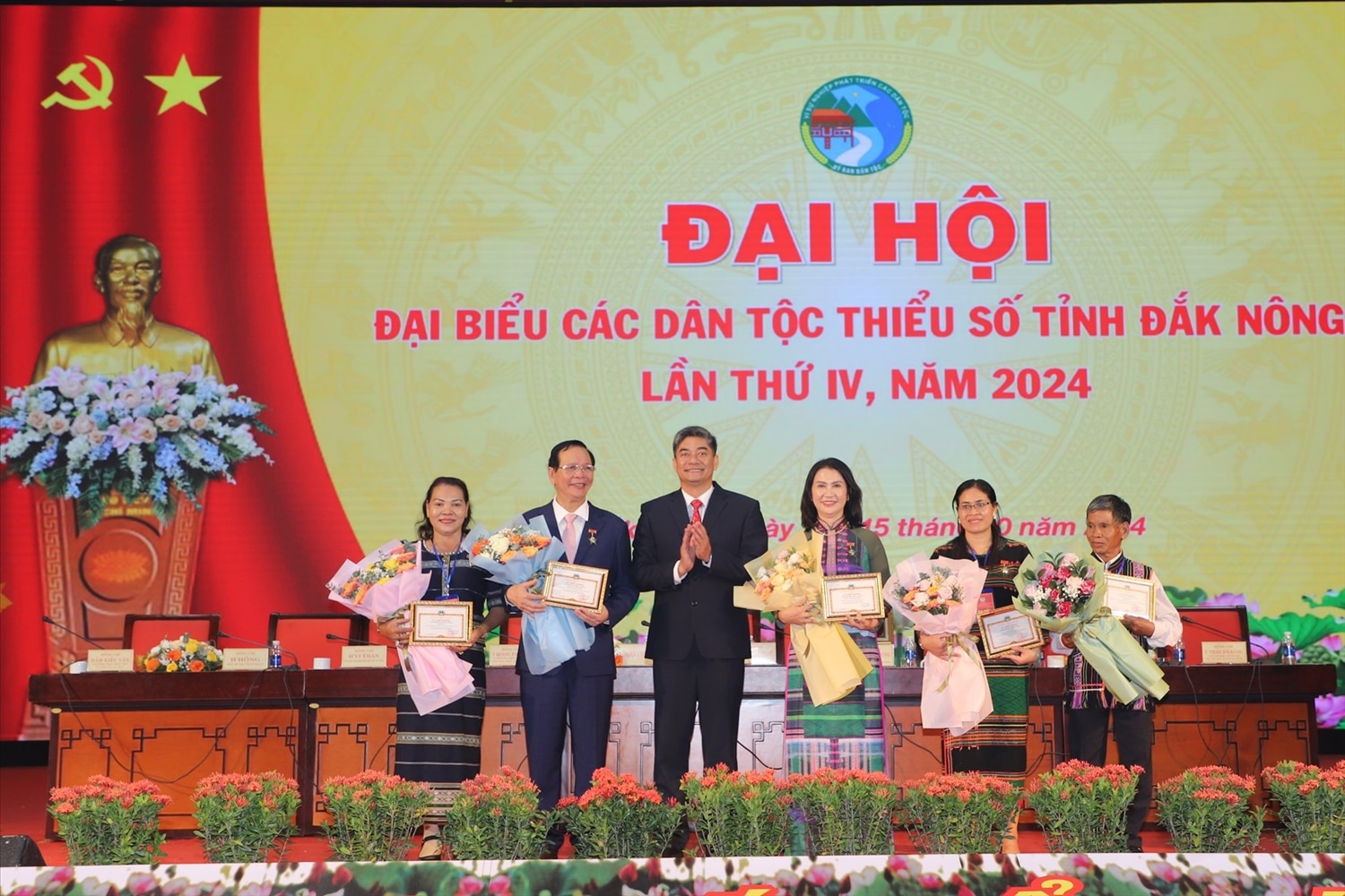 Kỷ niệm chương “Vì sự nghiệp phát triển các dân tộc” của Ủy ban Dân tộc cho 5 cá nhân có thành tích xuất sắc đóng góp cho sự nghiệp phát triển các dân tộc Việt Nam