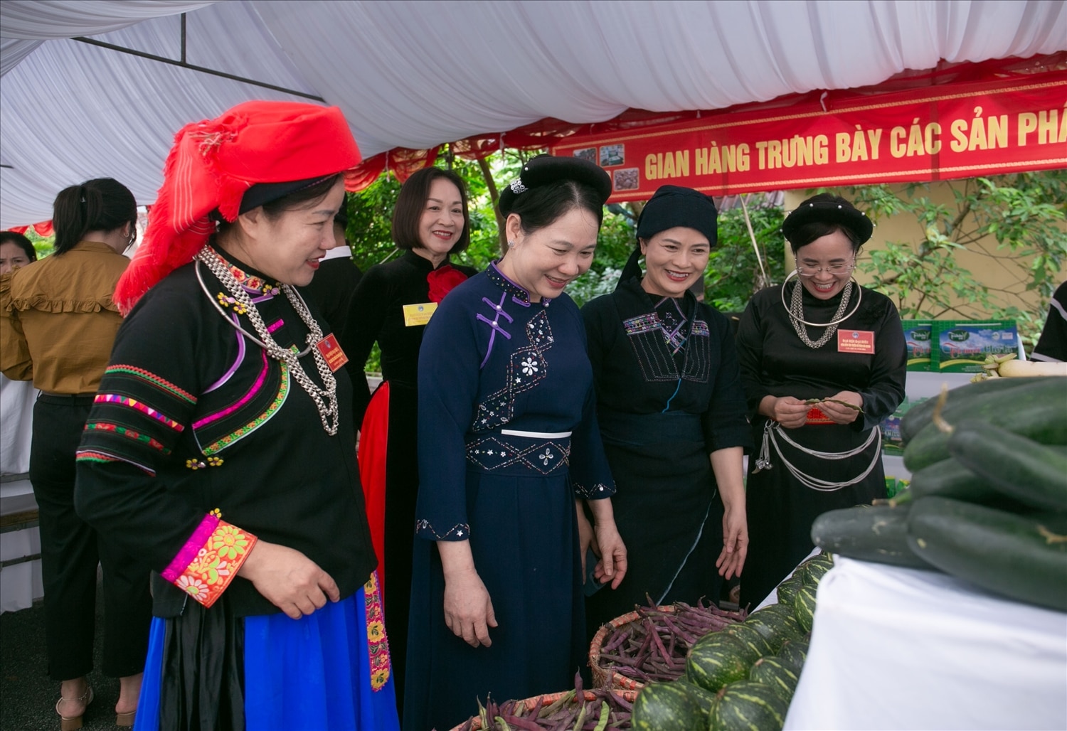 Thứ trưởng, Phó Chủ nhiệm UBDT Nông Thị Hà tham quan một số gian hàng trưng bày sản phẩm nông nghiệp tiêu biểu của tỉnh Hà Giang.