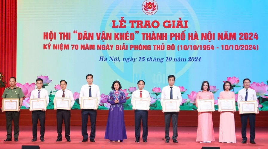 Phó Bí thư Thường trực Thành ủy Nguyễn Thị Tuyến trao Bằng khen cho các cá nhân có thành tích xuất sắc trong tổ chức Hội thi.