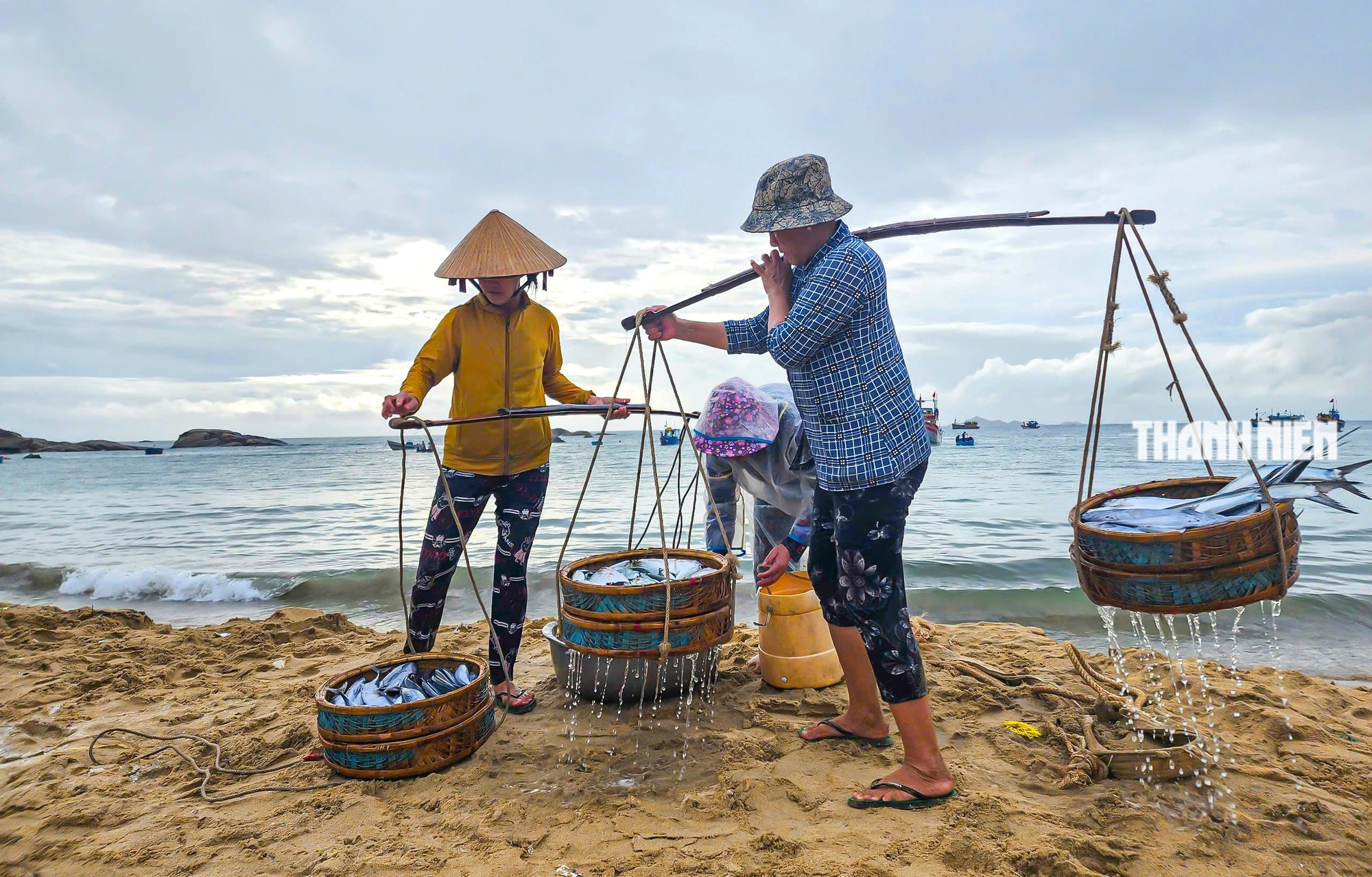 Bình dị phiên chợ cá dưới chân sóng ở Bình Định- Ảnh 8.