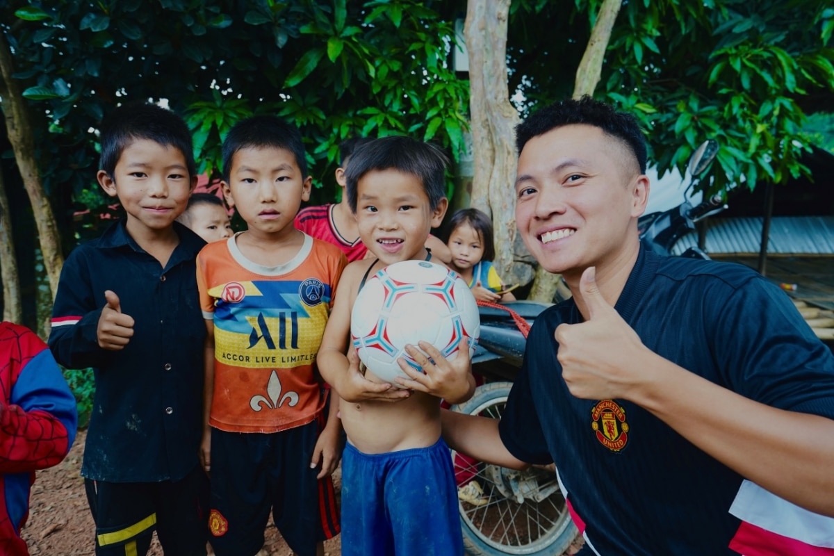 quang hai, van hau cung Do kim phuc trao 1.000 trai bong cho tre em viet nam hinh anh 6