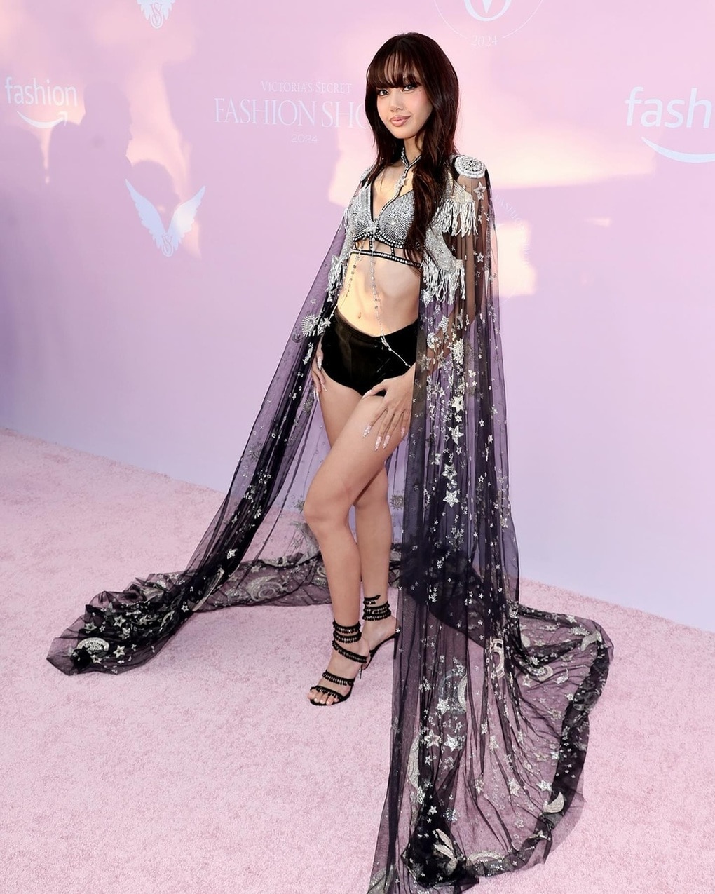 Lisa đeo cánh thiên thần, mặc nội y diễn tại Victorias Secret Fashion Show - 6