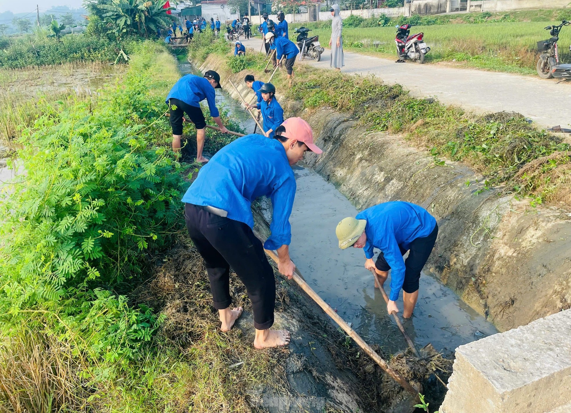 Hàng nghìn đoàn viên thanh niên nạo vét kênh mương, hưởng ứng ngày toàn dân làm thủy lợi ảnh 8