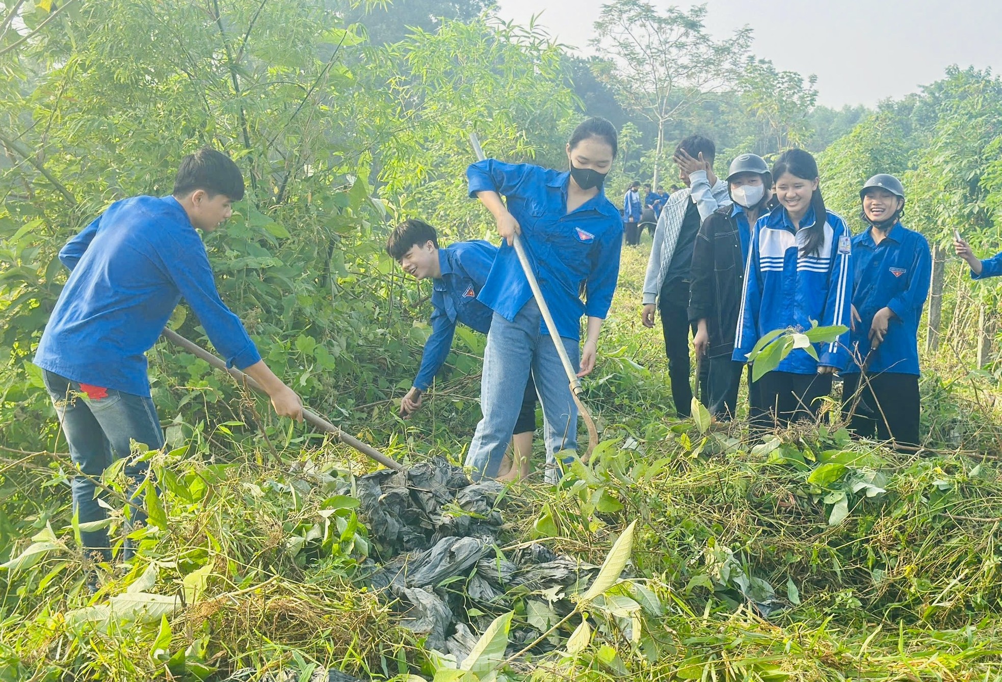 Hàng nghìn đoàn viên thanh niên nạo vét kênh mương, hưởng ứng ngày toàn dân làm thủy lợi ảnh 10