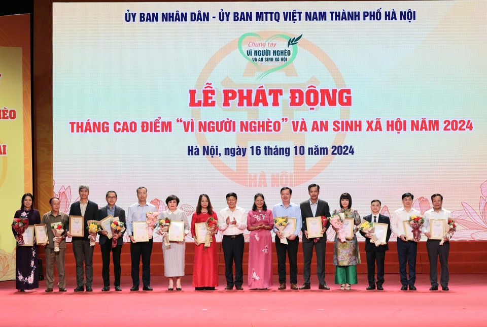 Lãnh đạo TP Hà Nội tiếp nhận sự ủng hộ và trao Thư cảm ơn ghi nhận sự ủng hộ của các đơn vị tiêu biểu