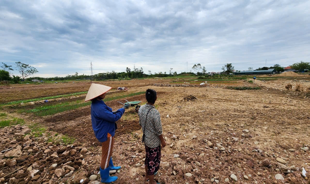 Bà con cuốc đất, gieo trồng cho kịp mùa vụ