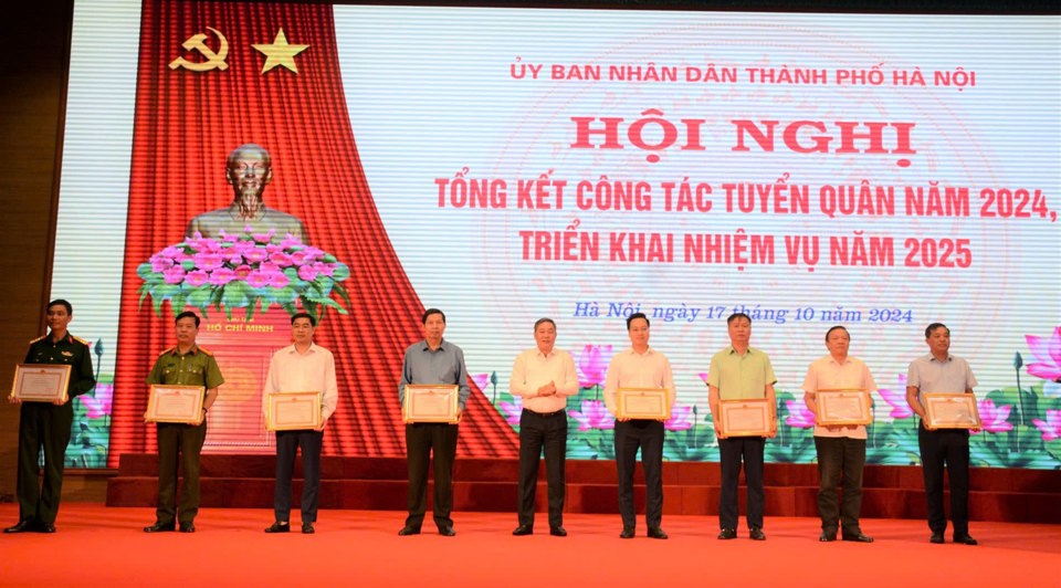 Phó Chủ tịch Thường trực UBND TP Lê Hồng Sơn trao khen thưởng cho các đơn vị. 