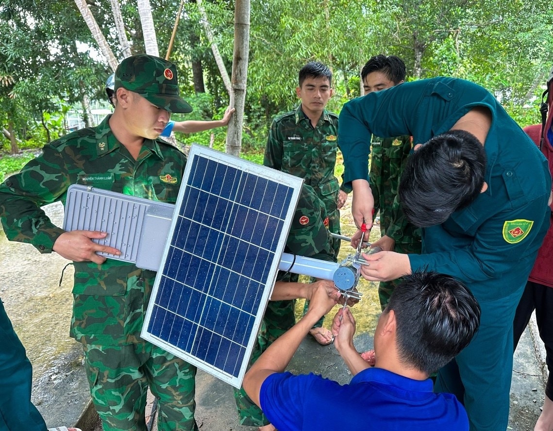 Đồn biên phòng Hòn Sơn đồng trên địa bàn huyện Kiên Hải gắn 20 cây đèn năng lượng mặt trời cho đường quanh đảo - đây là công trình thiết thực chào mừng Đại hội của đơn vị