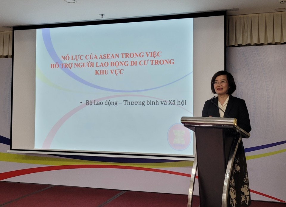 Phó vụ trưởng Vụ Hợp tác quốc tế (Bộ Lao động - Thương binh & Xã hội) Hà Thị Minh Đức phát biểu tại hội nghị. Ảnh: Việt Anh