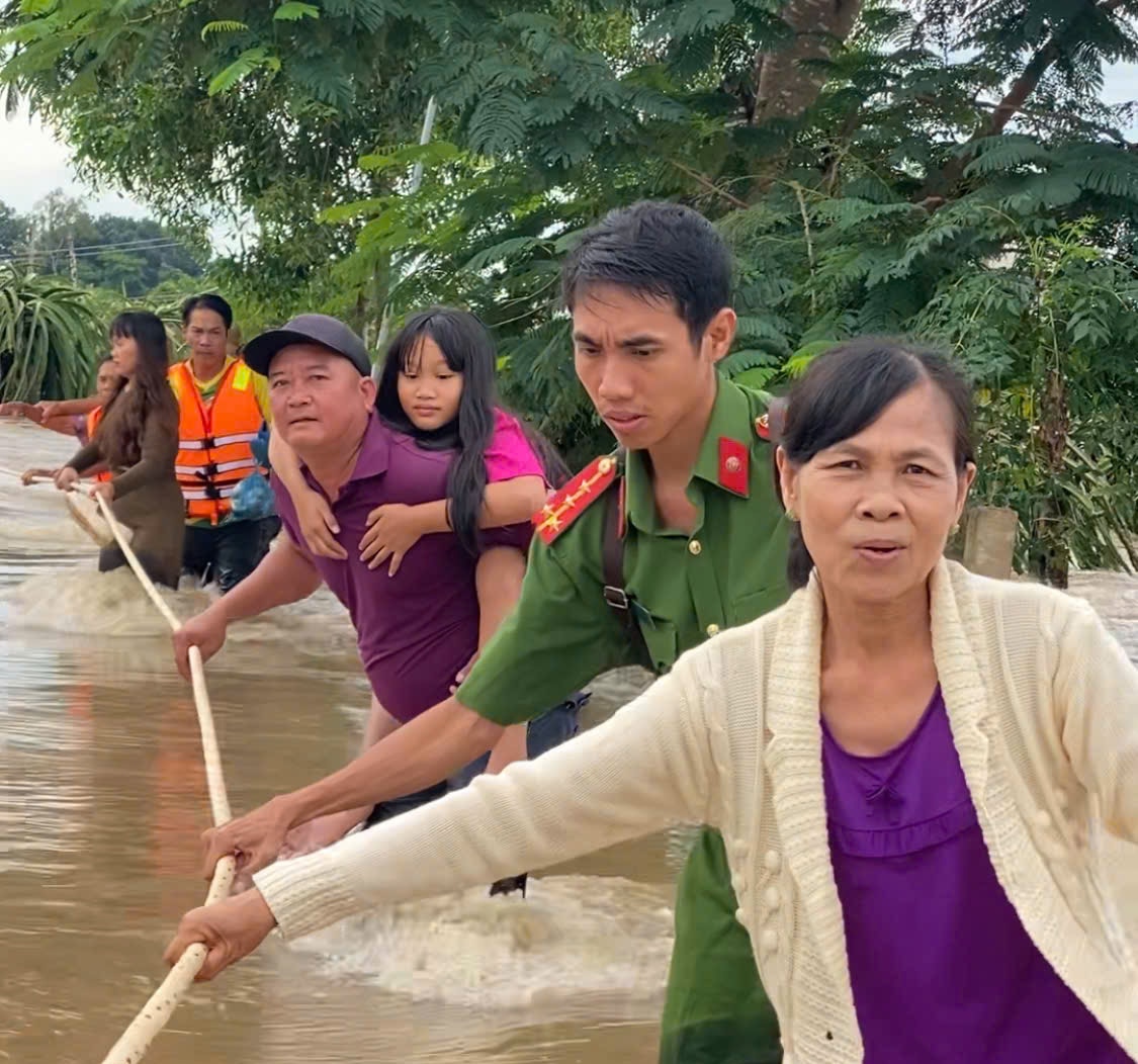 Bình Thuận: Di dời khẩn cấp hơn 20 hộ dân ra khỏi vùng bị ngập lụt do mưa lớn - Ảnh 6.