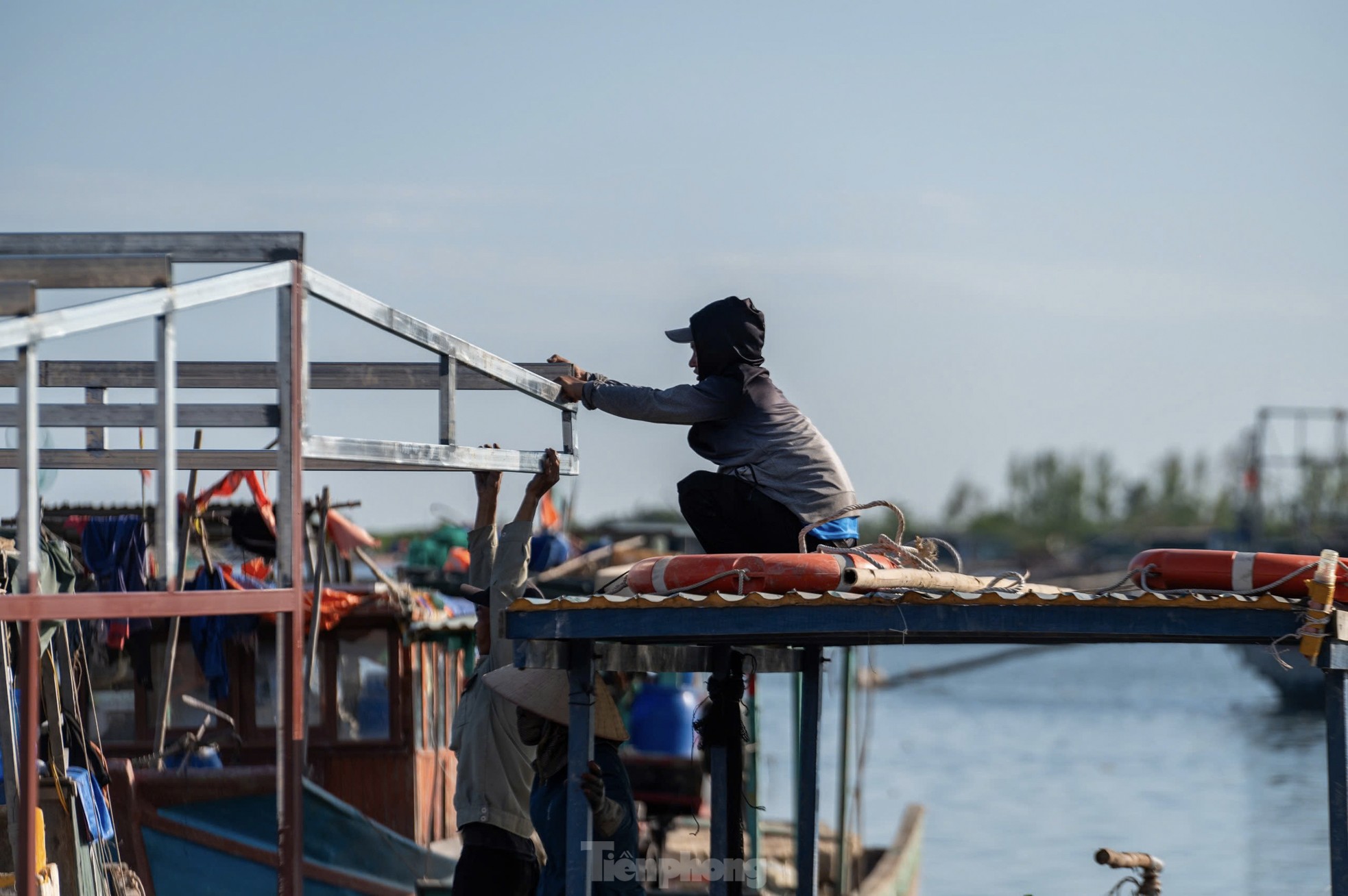 Ngư dân Quảng Yên hối hả đóng bè mới trở lại nuôi trồng thủy sản sau bão ảnh 5