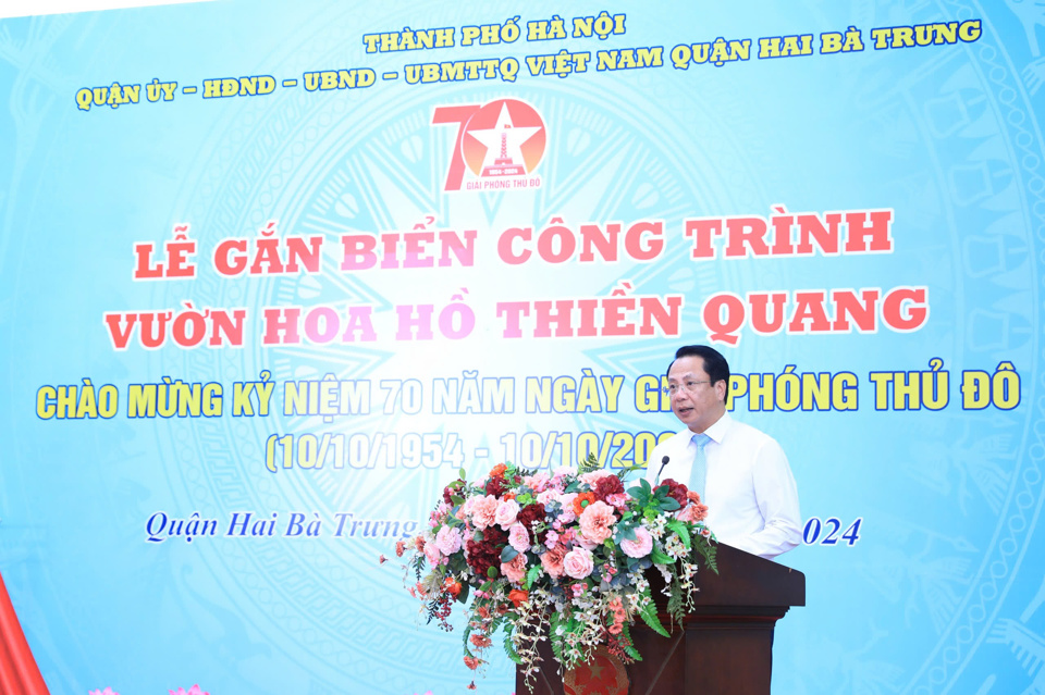 Phó Chủ tịch UBND Quận Hai Bà Trưng Nguyễn Mạnh Hùng báo cáo quá trình đầu tư xây dựng công trình Vườn hoa hồ Thiền Quang