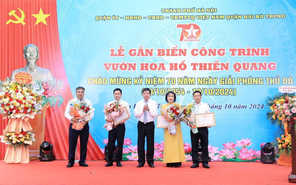 Phó Chủ tịch UBND TP Hà Nội Dương Đức Tuấn trao Bằng khen cho các tập thể, cá nhân Quận Hai Bà Trưng có thành tích trong thực hiện công trình