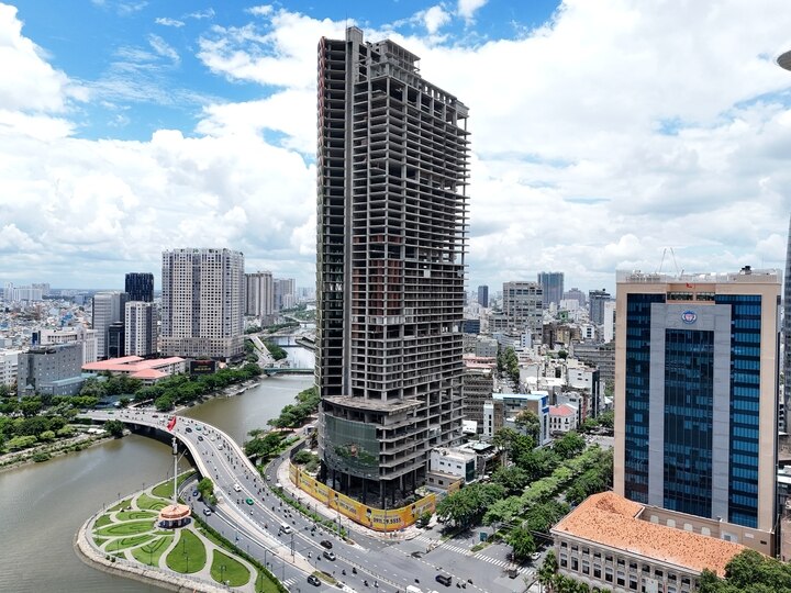 Dừng thi công từ năm 2011, Saigon One Tower bị lãnh đạo TP.HCM điểm mặt là một trong những công trình làm xấu mặt TP. (Ảnh: Lương Ý)