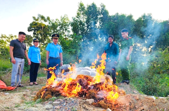 Lực lượng chức năng tiêu hủy hàng hóa không rõ nguồn gốc xuất xứ