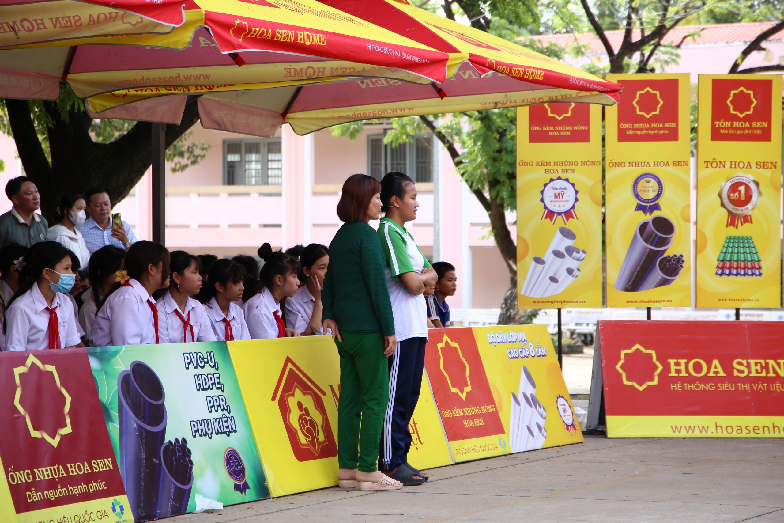 Cô bé Thảo Nguyên, mới 13 tuổi đã trải qua nhiều đau thương, em phải cố kìm nén cảm xúc khi xem lại thước phim về hoàn cảnh của chính mình.