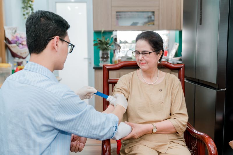 MEDLATEC Cần Thơ phục vụ lấy mẫu xét nghiệm tận nơi nhanh chóng, chính xác, tiện lợi 