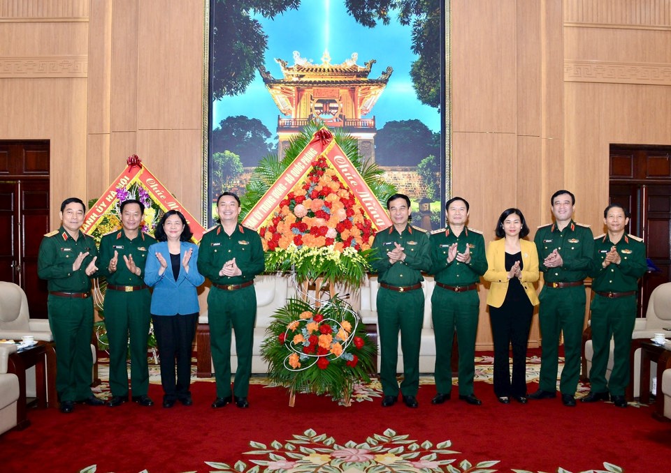 Các đồng chí lãnh đạo Bộ Quốc phòng và Thường trực Thành ủy Hà Nội tặng hoa chúc mừng Bộ Tư lệnh Thủ đô nhân kỷ niệm 79 năm Ngày truyền thống lực lượng vũ trang Thủ đô.