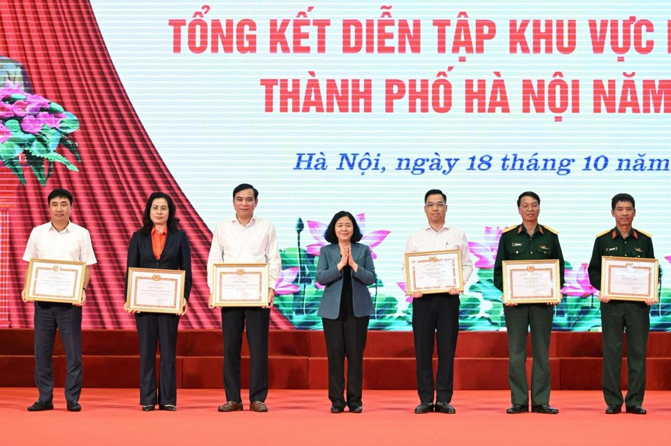 Bí thư Thành ủy Hà Nội Bùi Thị Minh Hoài trao Bằng khen cho các tập thể, cá nhân có thành tích xuất sắc góp phần vào thành công của diễn tập KVPT Hà Nội năm 2024