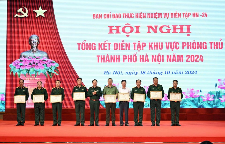 Thượng tướng Nguyễn Tân Cương, Tổng tham mưu trưởng Quân đội Nhân dân Việt Nam, Thứ trưởng Bộ Quốc phòng trao Bằng khen cho các tập thể, cá nhân.