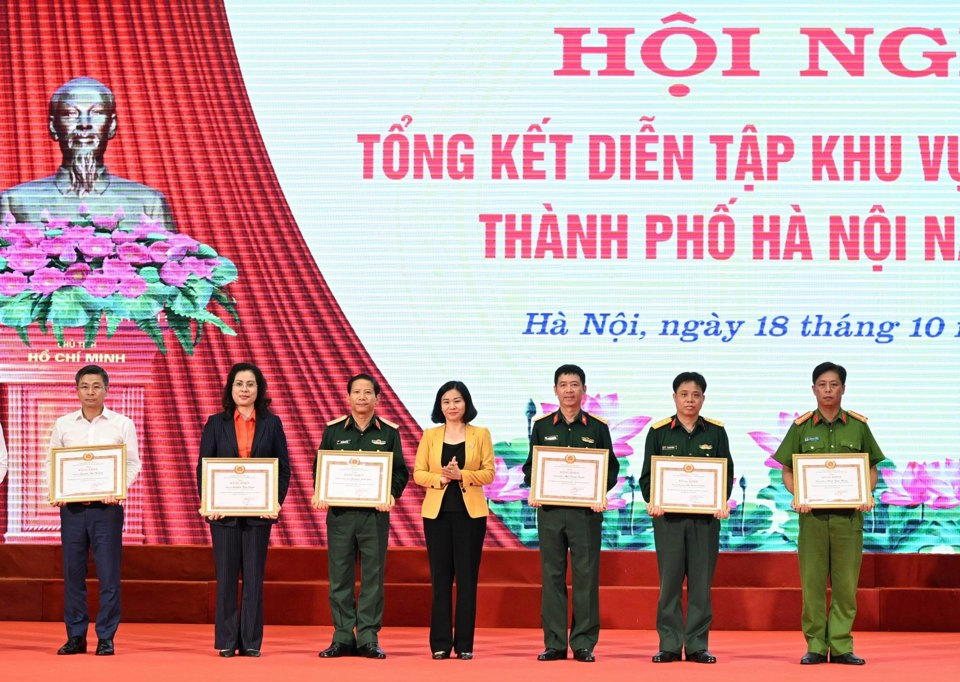 Phó Bí thư Thường trực Thành ủy Hà Nội Nguyễn Thị Tuyến trao Bằng khen cho các tập thể, cá nhân