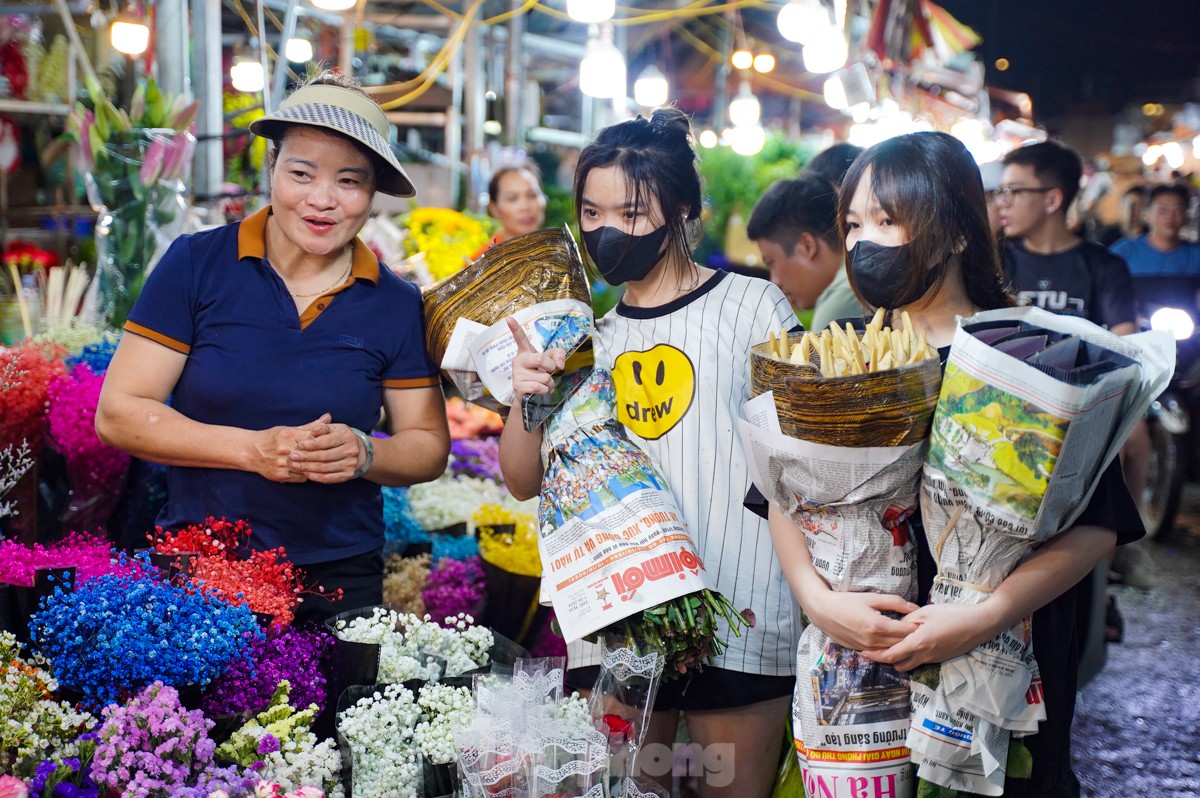 Nhộn nhịp chợ hoa đêm lớn nhất Thủ đô trước ngày 20/10 ảnh 10