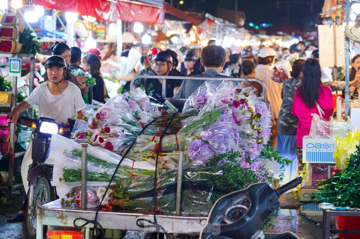 Nhộn nhịp chợ hoa đêm lớn nhất Thủ đô trước ngày 20/10 ảnh 11