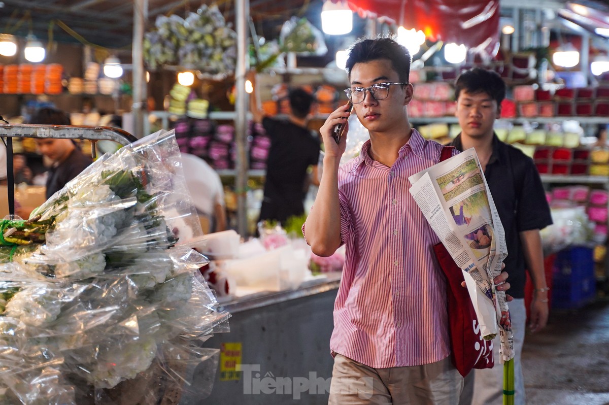 Nhộn nhịp chợ hoa đêm lớn nhất Thủ đô trước ngày 20/10 ảnh 15