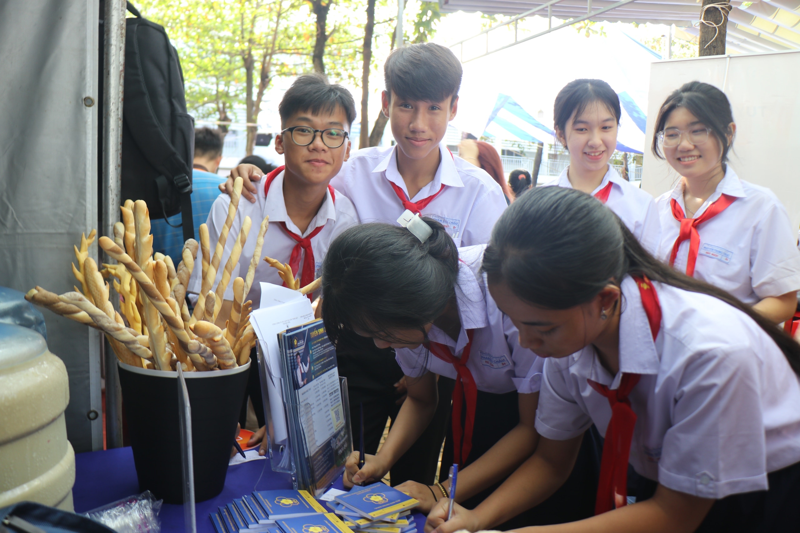 Học sinh TP.HCM hào hứng với ngày hội hướng nghiệp 'Hiểu đúng mình - Chọn đúng nghề'- Ảnh 7.