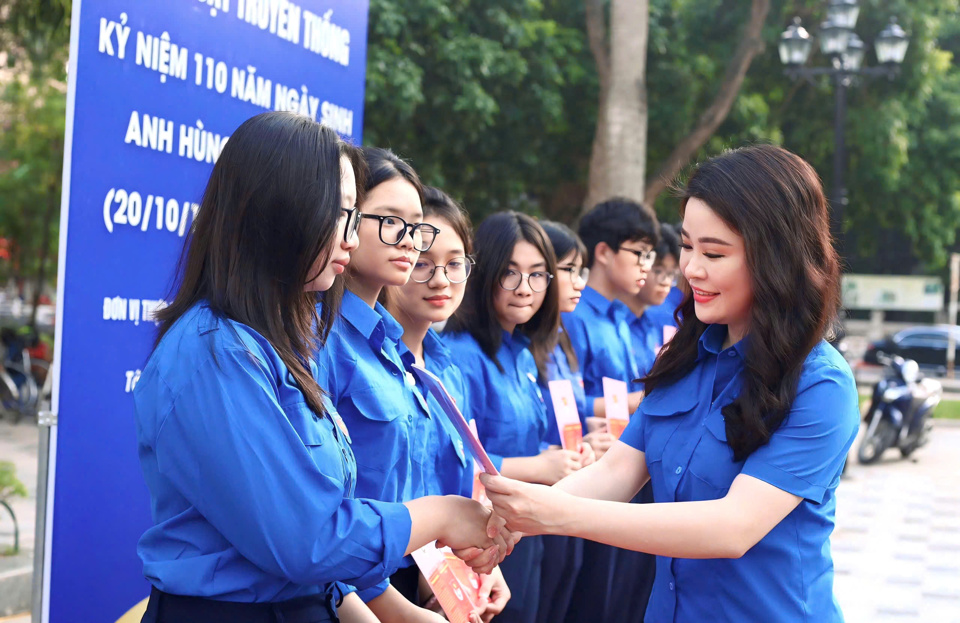 Bí thư Thành đoàn Hà Nội Chu Hồng Minh trao Sổ đoàn và Huy hiệu đoàn cho học sinh lớp Đoàn viên 110 năm Ngày sinh Anh hùng Lý Tự Trọng