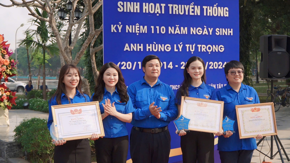 Trưởng ban Tuyên giáo Trung ương Đoàn Nguyễn Thái An và Bí thư Thành đoàn Hà Nội Chu Hồng Minh trao Giải thưởng Thanh niên sống đẹp cho các thanh niên tiêu biểu của quận Tây Hồ